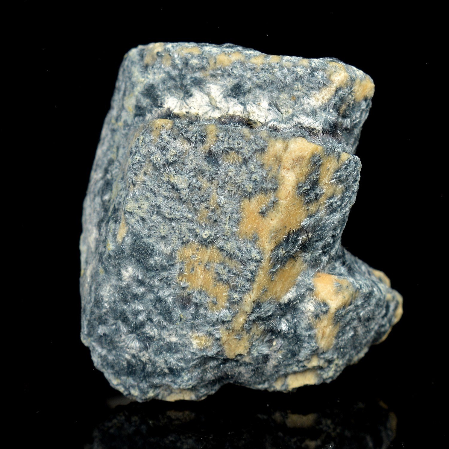 Foitite sur orthose - Monts Erongo, Namibie Foitite sur orthose - Monts Erongo, Namibie