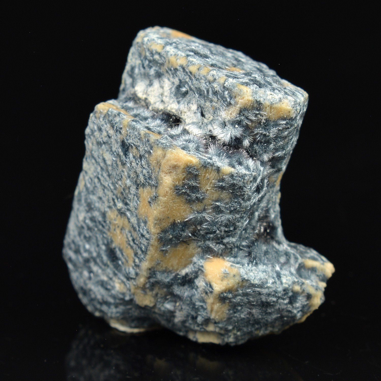 Foitite sur orthose - Monts Erongo, Namibie Foitite sur orthose - Monts Erongo, Namibie