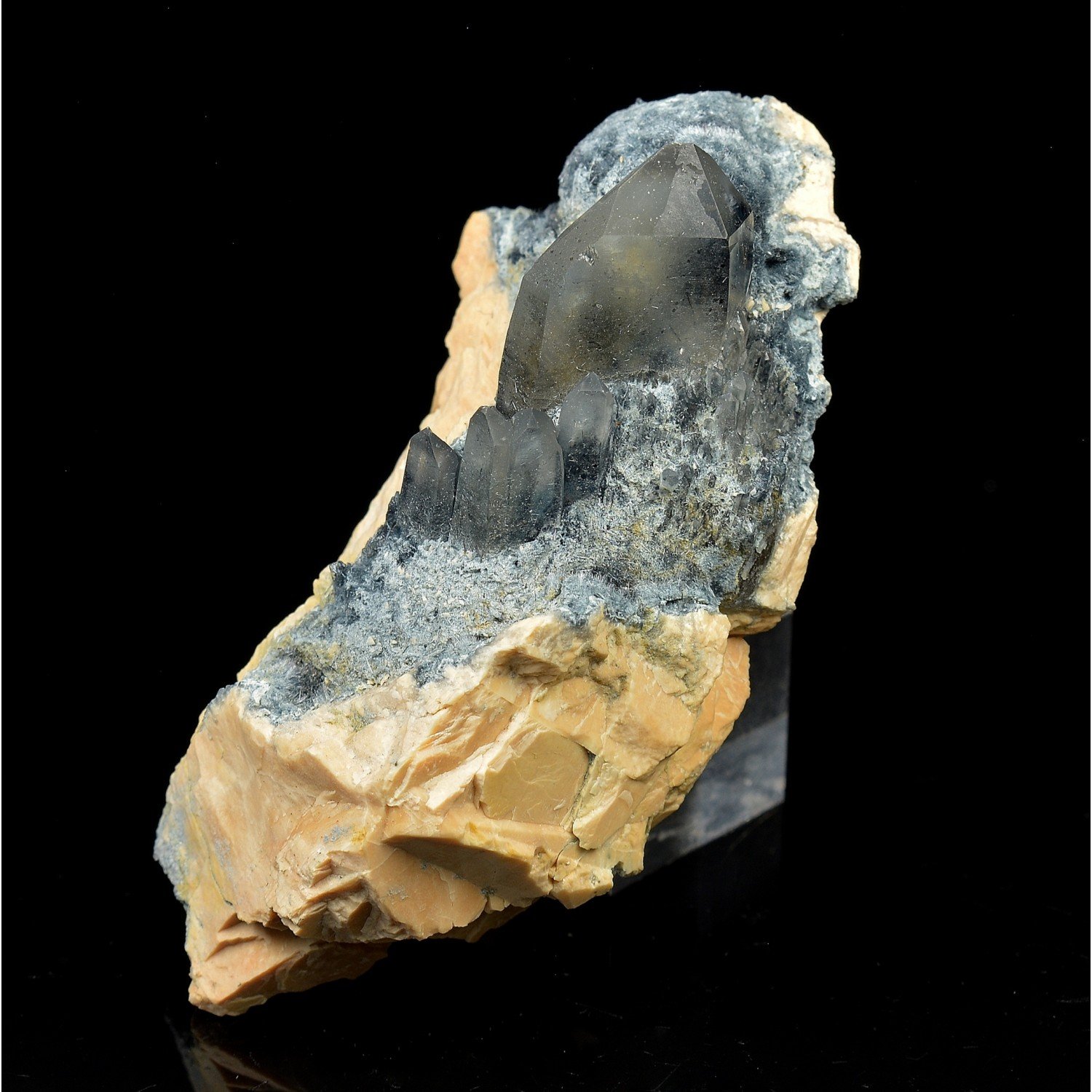 Foitite et quartz sur orthose - Monts Erongo, Namibie Foitite et quartz sur orthose - Monts Erongo, Namibie
