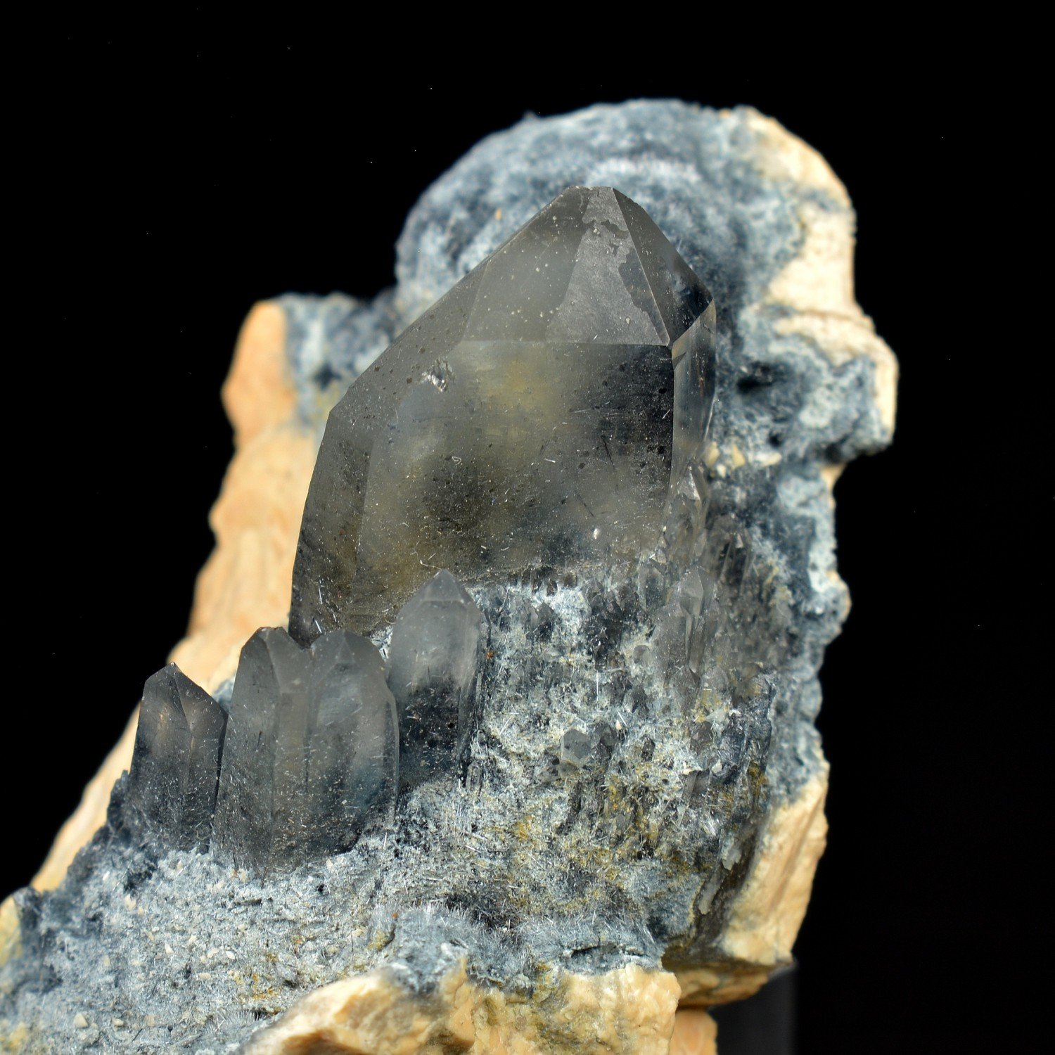 Foitite et quartz sur orthose - Monts Erongo, Namibie Foitite et quartz sur orthose - Monts Erongo, Namibie