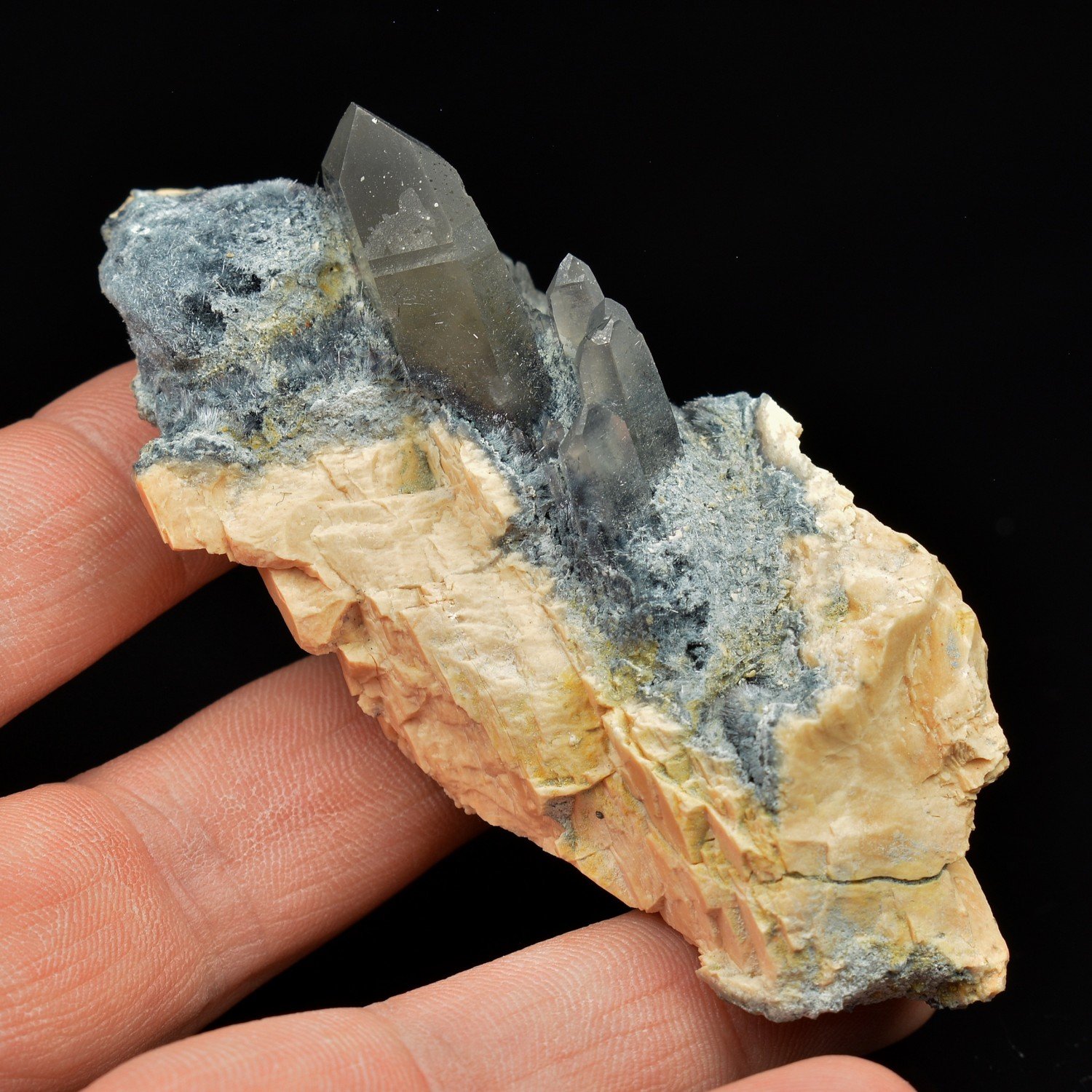Foitite et quartz sur orthose - Monts Erongo, Namibie Foitite et quartz sur orthose - Monts Erongo, Namibie