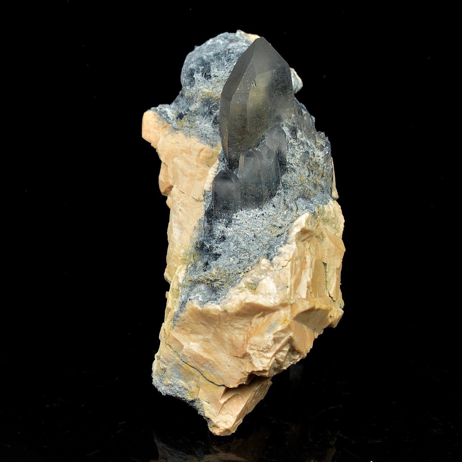 Foitite et quartz sur orthose - Monts Erongo, Namibie Foitite et quartz sur orthose - Monts Erongo, Namibie