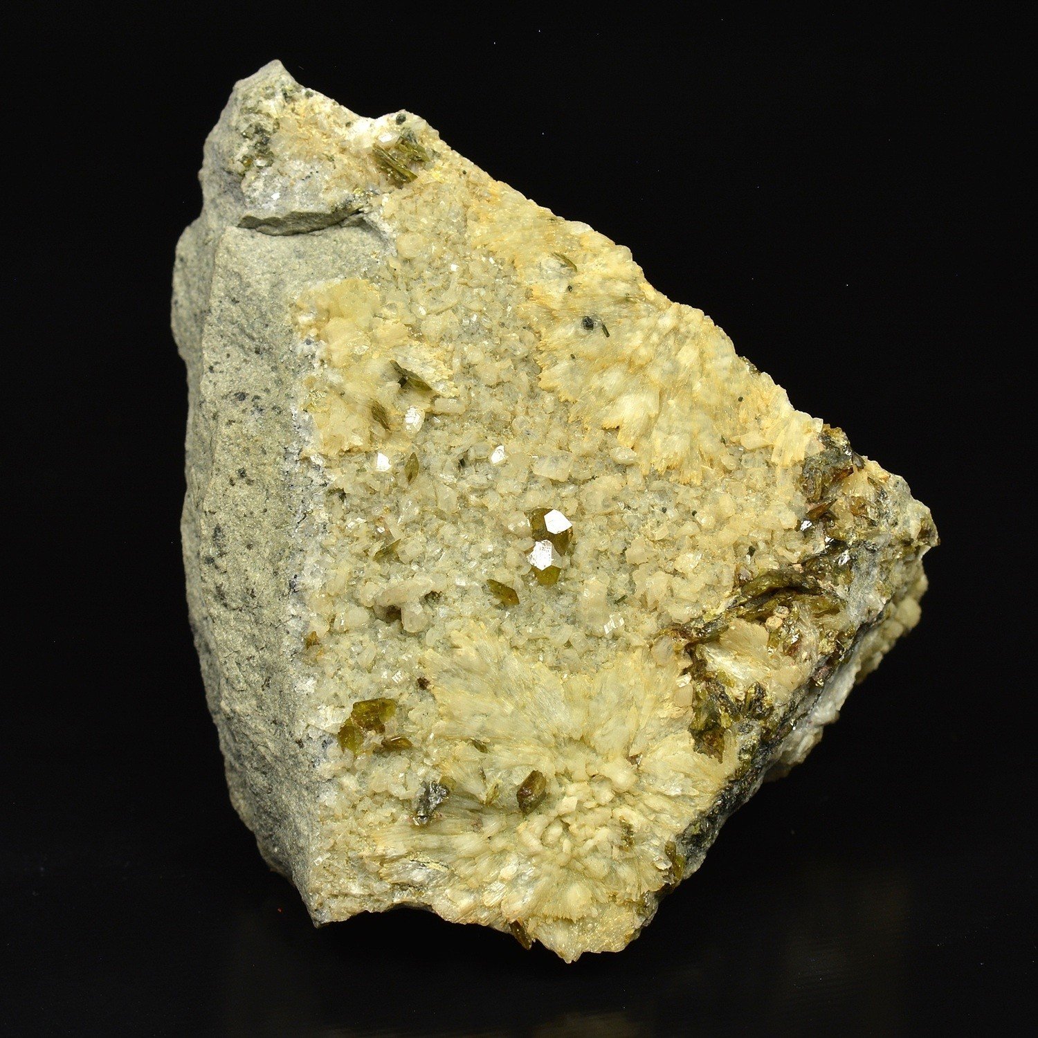 Sphen, prehnite, and albite - Montijos Quarry, Leiria, Portugal Sphen, prehnite, and albite - Montijos Quarry, Leiria, Portugal