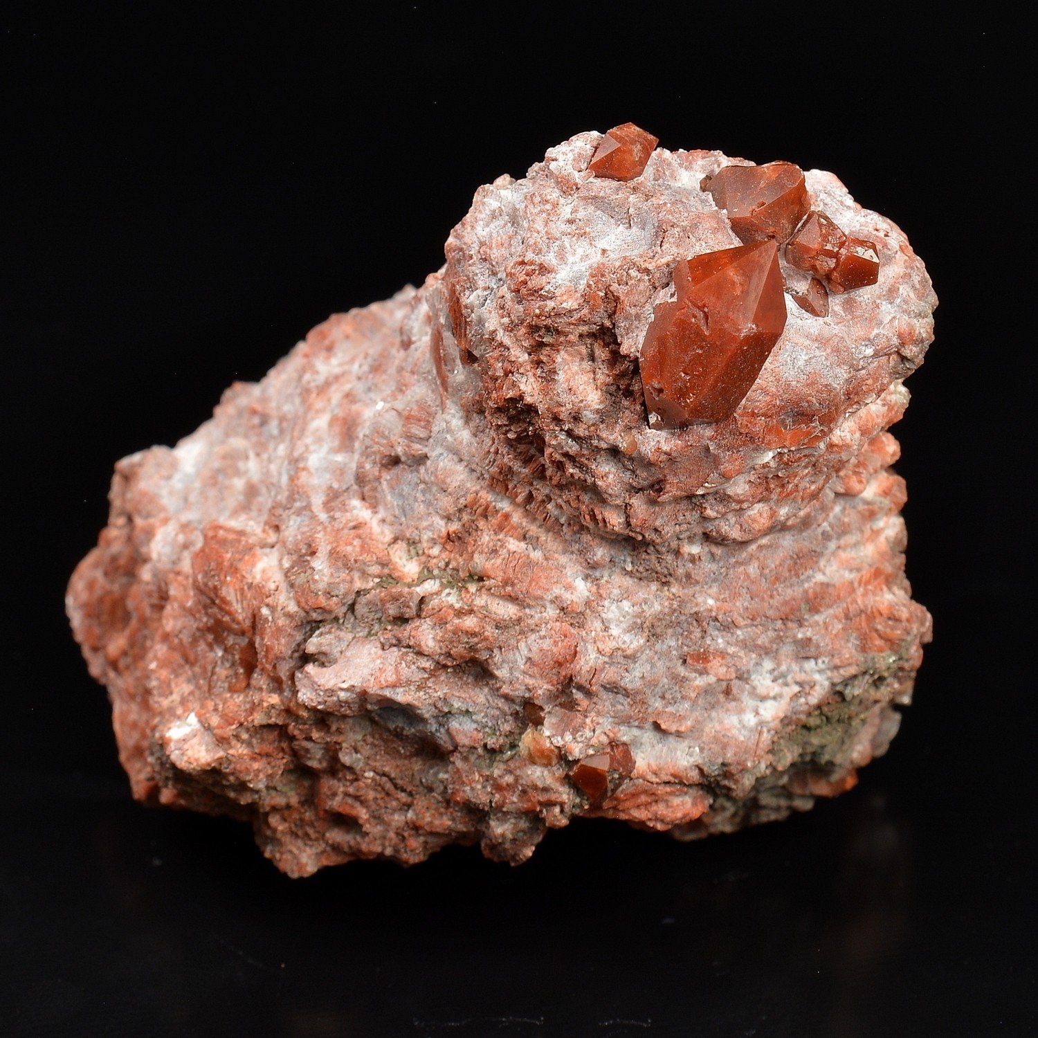 Quartz hématoïde et gypse - Pyrénées-Orientales, France Quartz hématoïde et gypse - Pyrénées-Orientales, France