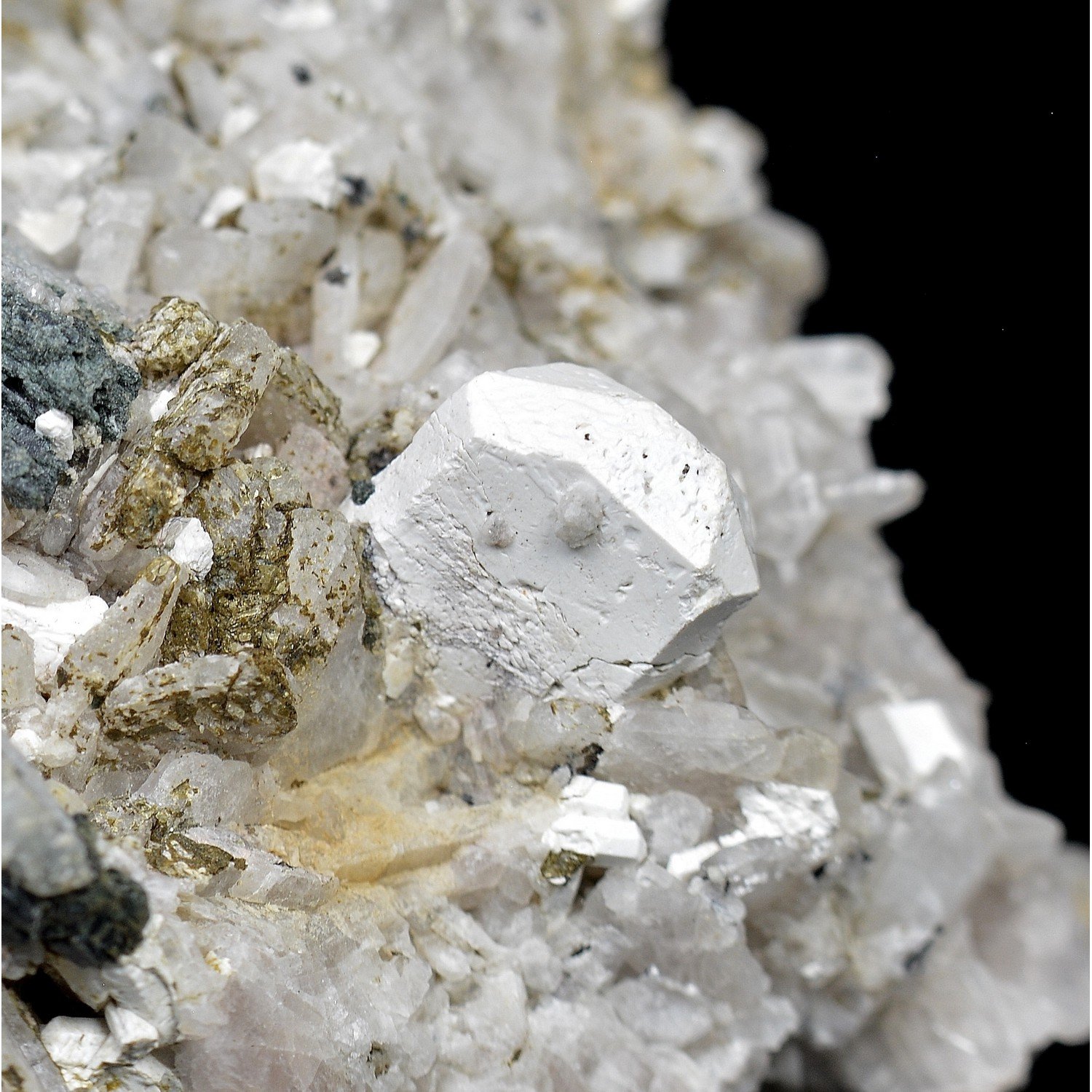 Hydroxylapatite, hornblende et albite – Snarum, Modum, Norvège Hydroxylapatite, hornblende et albite – Snarum, Modum, Norvège