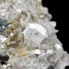 Hydroxylapatite, hornblende et albite – Snarum, Modum, Norvège Hydroxylapatite, hornblende et albite – Snarum, Modum, Norvège