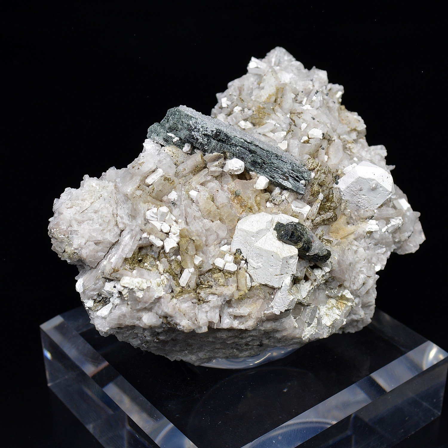 Hydroxylapatite, hornblende et albite – Snarum, Modum, Norvège Hydroxylapatite, hornblende et albite – Snarum, Modum, Norvège