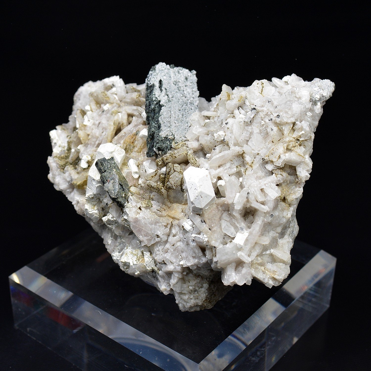 Hydroxylapatite, hornblende and albite – Snarum, Modum, Norway
