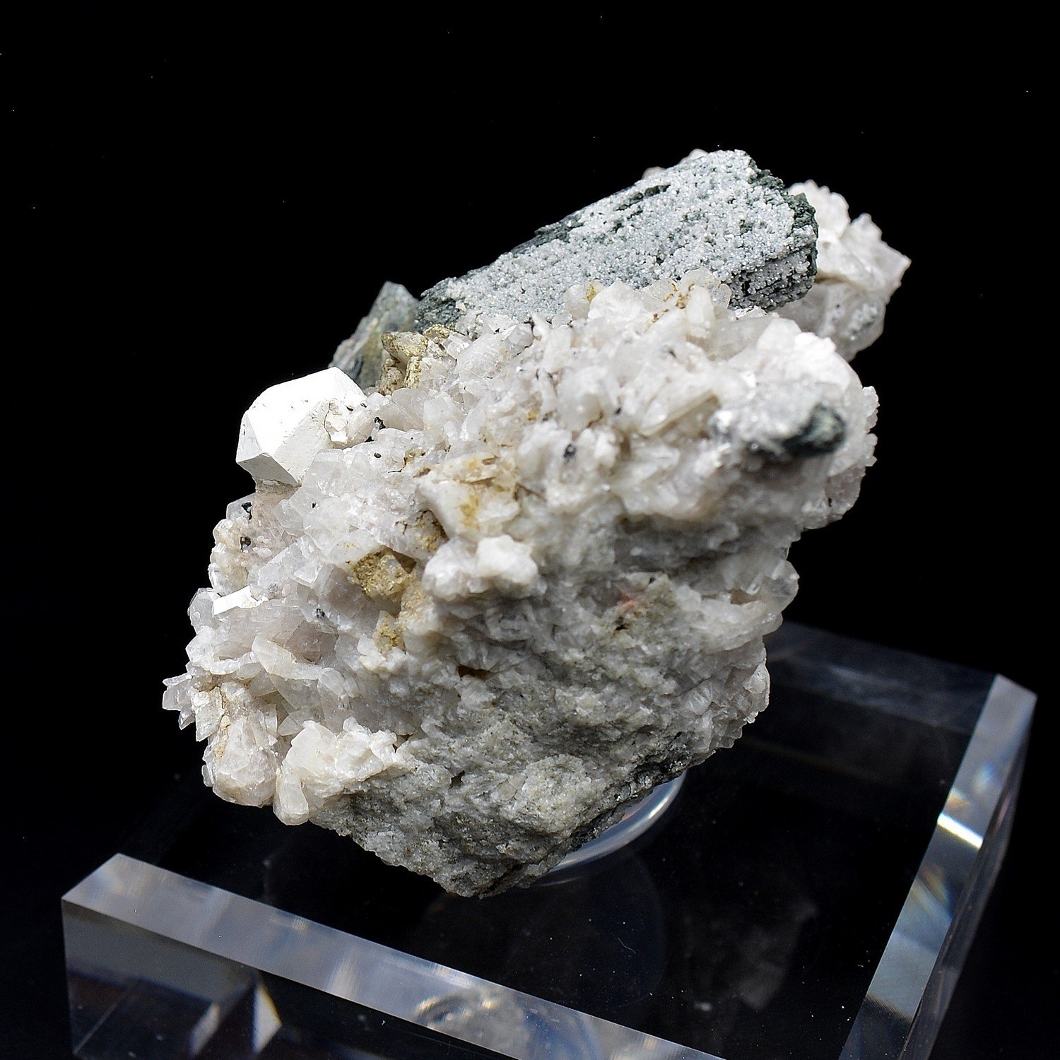Hydroxylapatite, hornblende et albite – Snarum, Modum, Norvège Hydroxylapatite, hornblende et albite – Snarum, Modum, Norvège