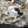 Hydroxylapatite, hornblende et albite – Snarum, Modum, Norvège Hydroxylapatite, hornblende et albite – Snarum, Modum, Norvège