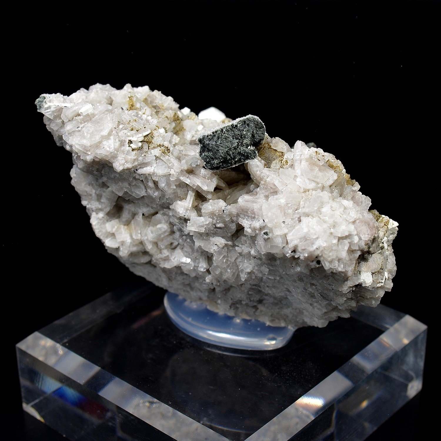 Hydroxylapatite, hornblende et albite – Snarum, Modum, Norvège Hydroxylapatite, hornblende et albite – Snarum, Modum, Norvège