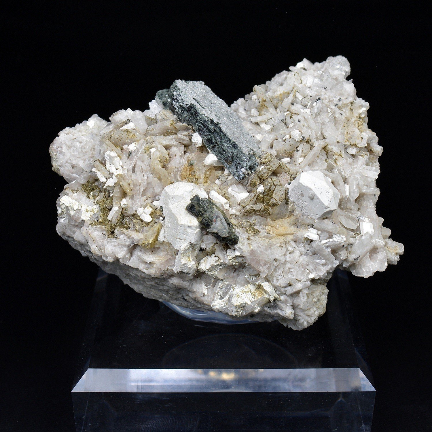 Hydroxylapatite, hornblende et albite – Snarum, Modum, Norvège Hydroxylapatite, hornblende et albite – Snarum, Modum, Norvège