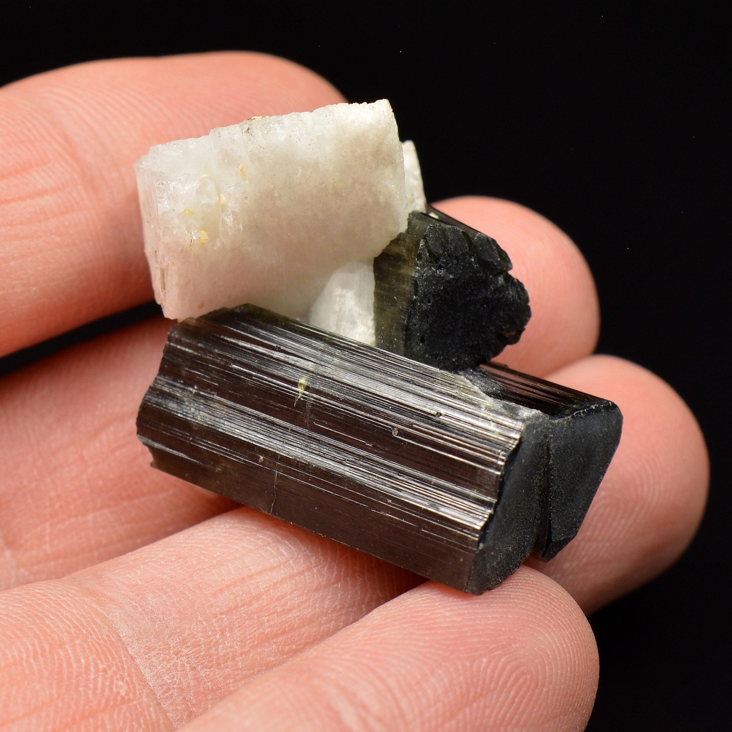 Tourmaline et cleavelandite – Stak Nala, Pakistan