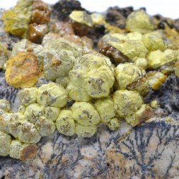 Mimétite var. Campylite - Dry Gill, Cumbria, Royaume-Uni