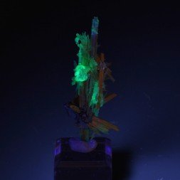 Rutile, hematite and opale hyalite - Novo Horizonte, Bahia, Brazil