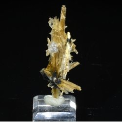 Rutile, hematite and opale hyalite - Novo Horizonte, Bahia, Brazil