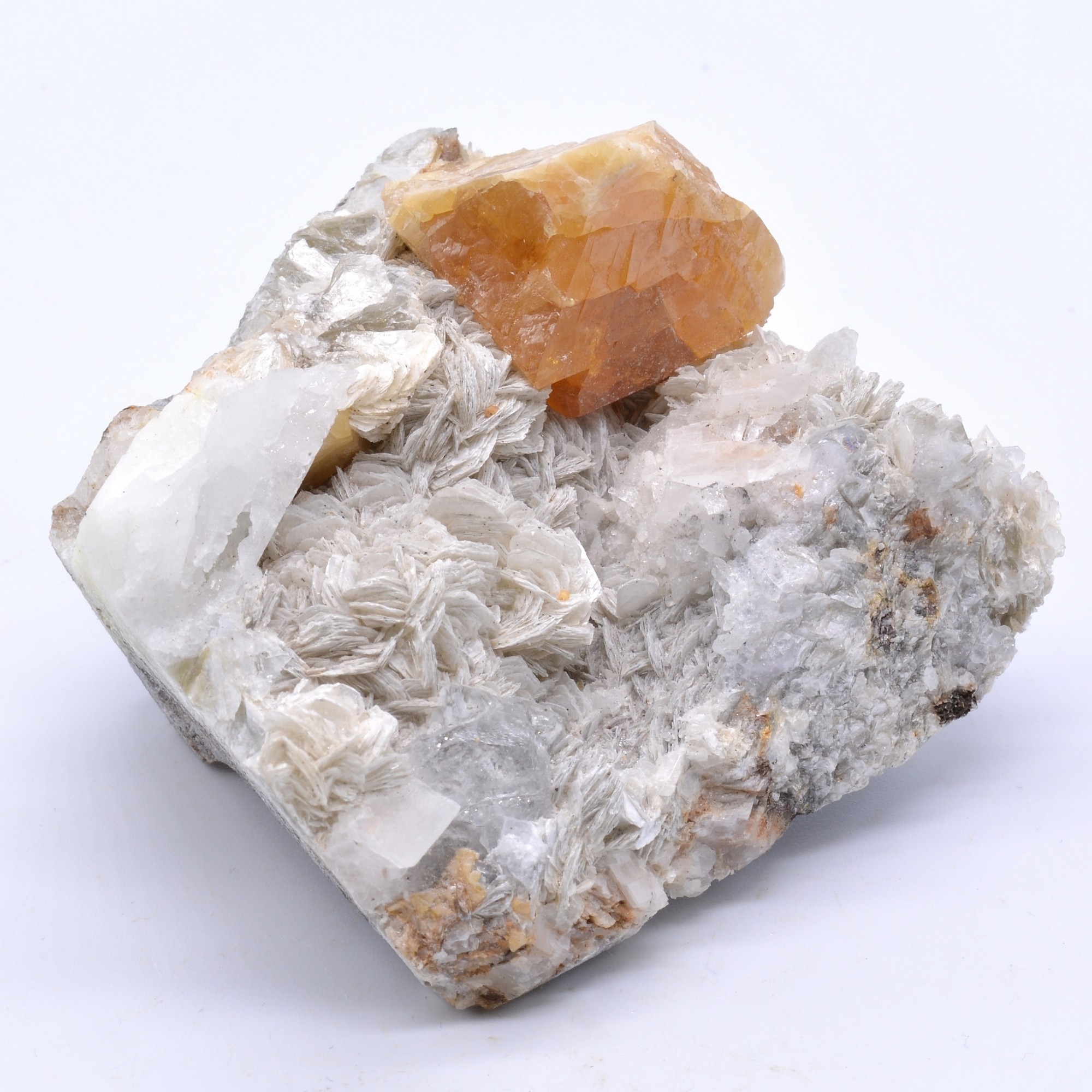 Scheelite, goshenite, calcite et muscovite - Monts Xuebaoding, Pingwu, Province du Sichuan, Chine