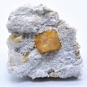 Scheelite sur muscovite et calcite - Monts Xuebaoding, Pingwu, Province du Sichuan, Chine