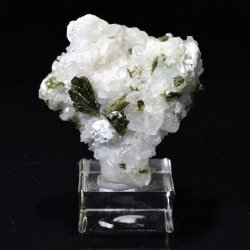 Epidote et quartz, Le Pelvat, Hautes-Alpes, France.