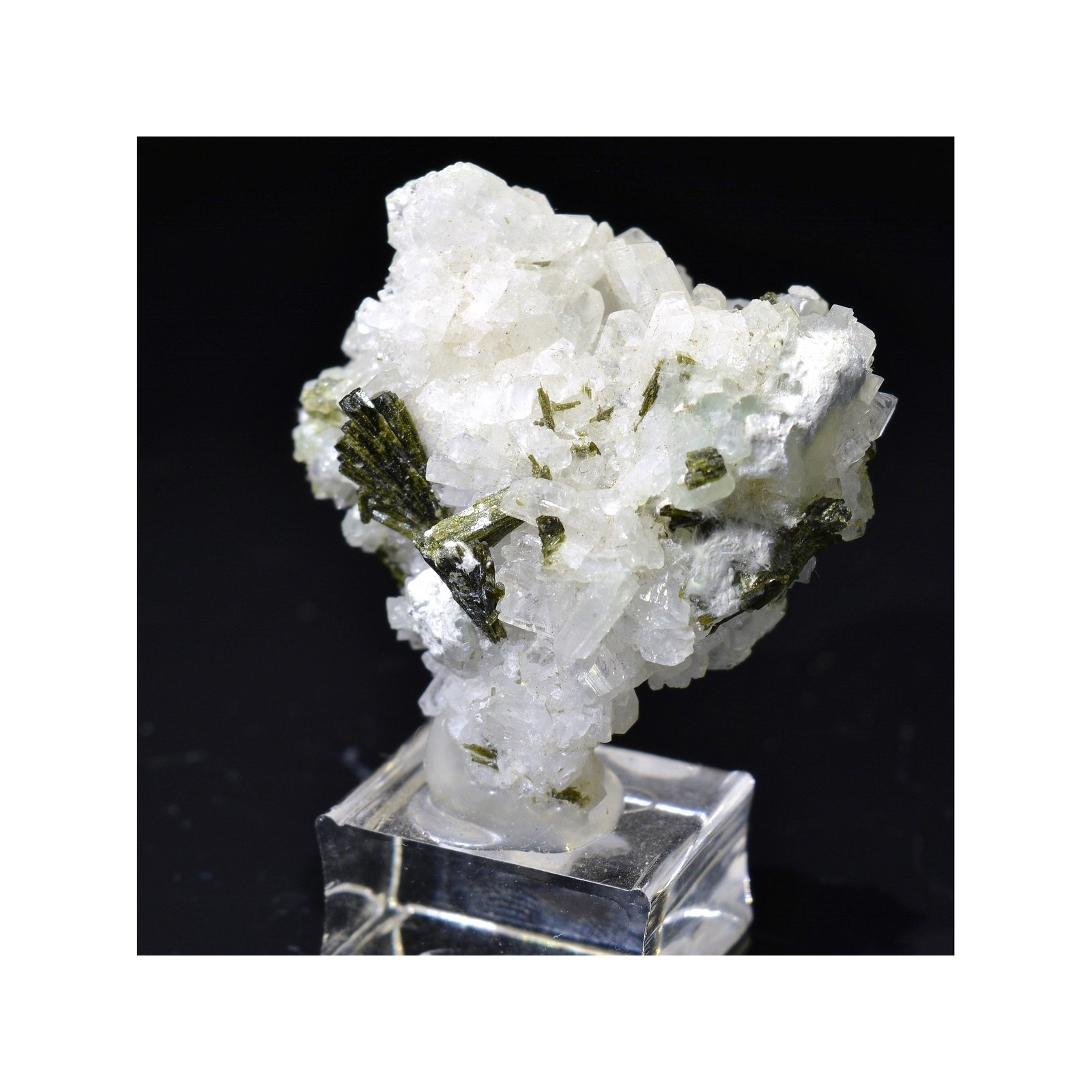 Epidote et quartz, Le Pelvat, Hautes-Alpes, France.