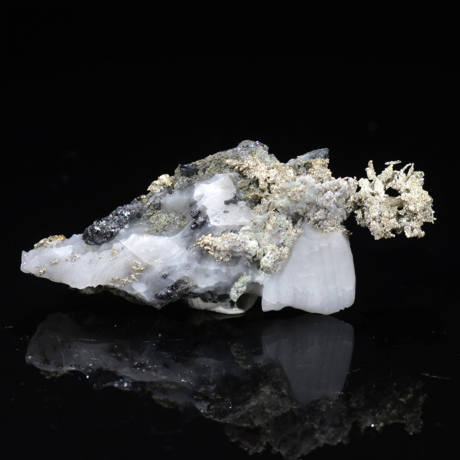 Argent natif sur calcite, Mine Bouismas, Bou Azzer, Maroc