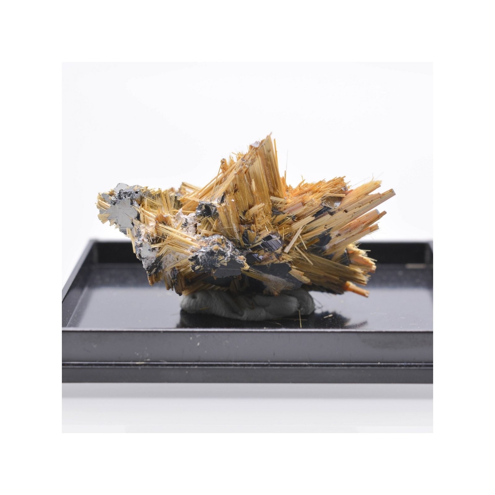 Rutile and hematite - Novo Horizonte, Bahia, Brazil