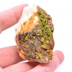 Pyromorphite on barite, Ussel, Corrèze, France.